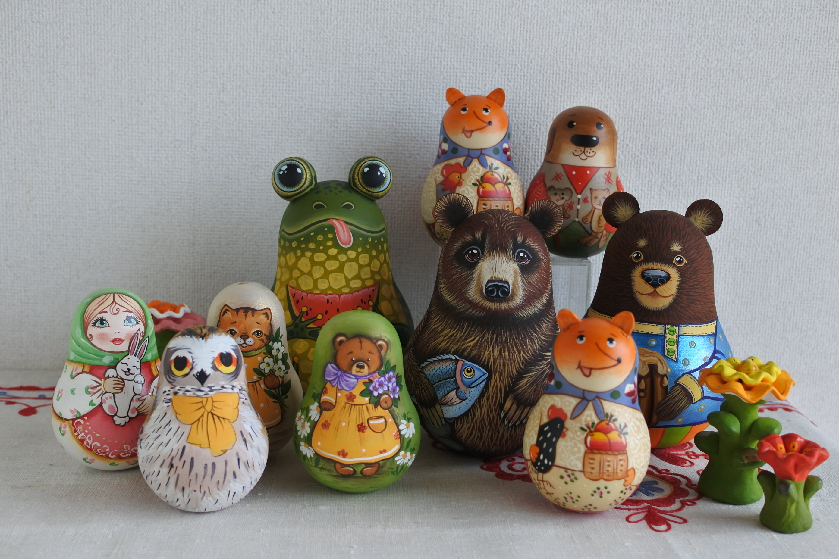 ロシア雑貨☆お起き上がりこぼし『子犬とポピーと女の子』イリーナ新作マトリョーシカ ロシア イリーナ・ヴァトルーシュキナ作 起き上がりこぼし