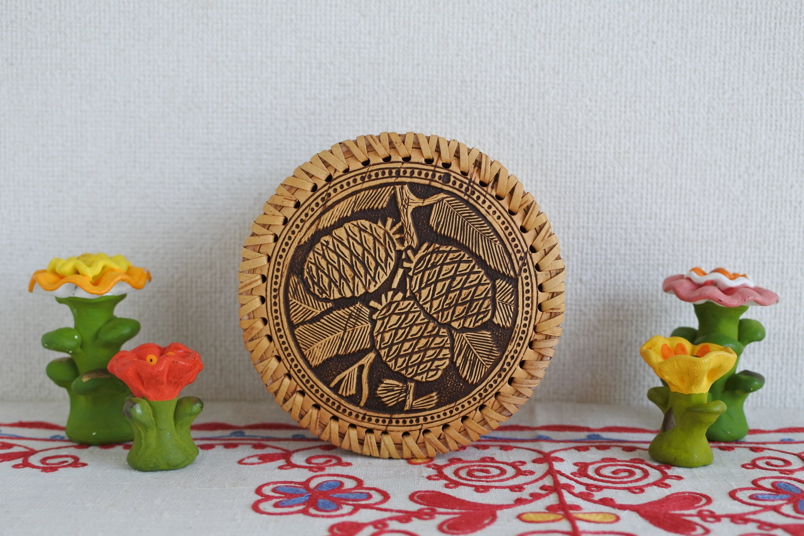 白樺細工ベレスタ 円形の箱 シベリア杉の実 白樺樹皮 木製小箱 ロシア