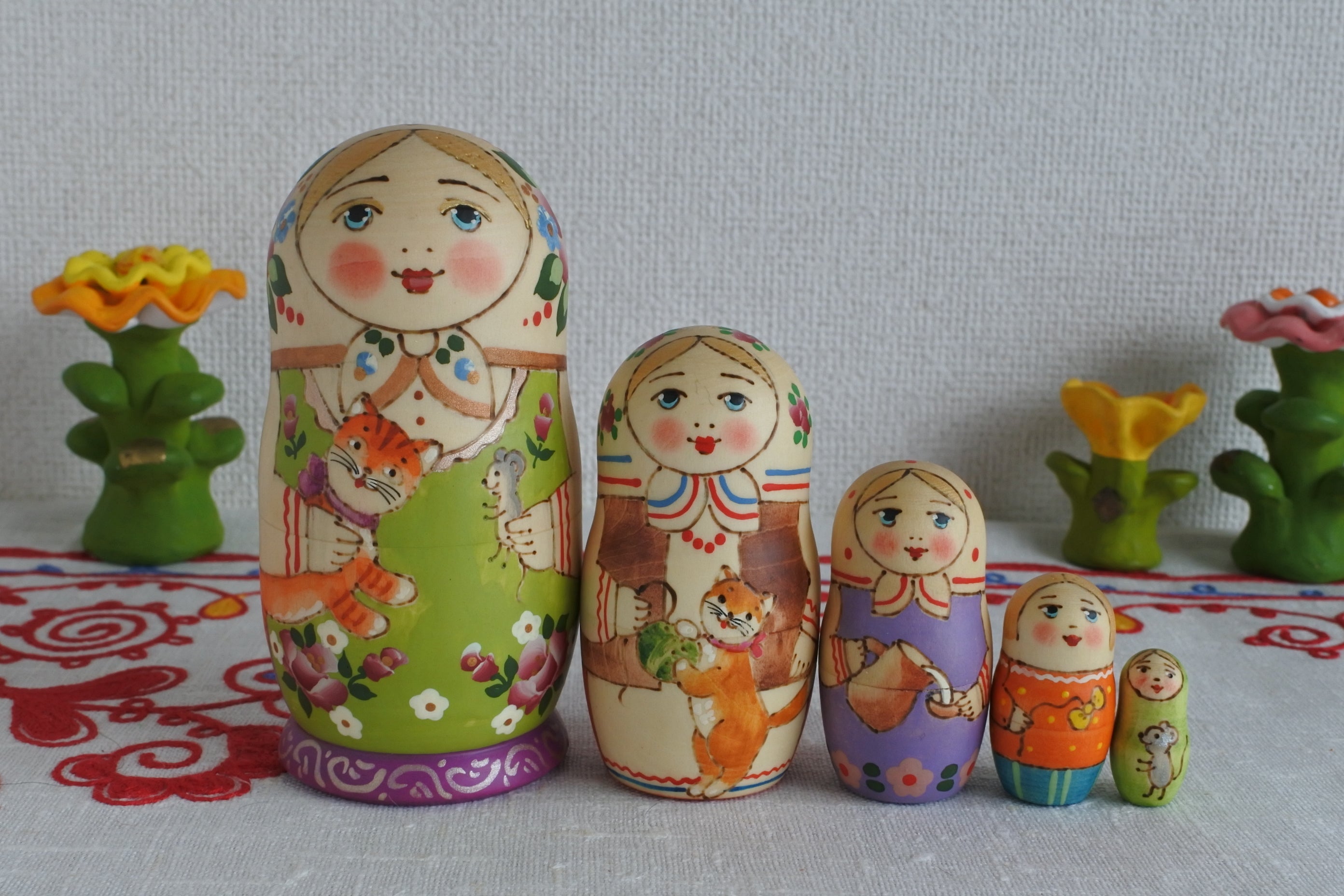 ロシア雑貨☆ネコマトリョーシカ(5P)蝶々 Butterflyリダ工房 ロシア ミニマトリョーシカ ネコ/黒（5P） MAT-087 | インテリア