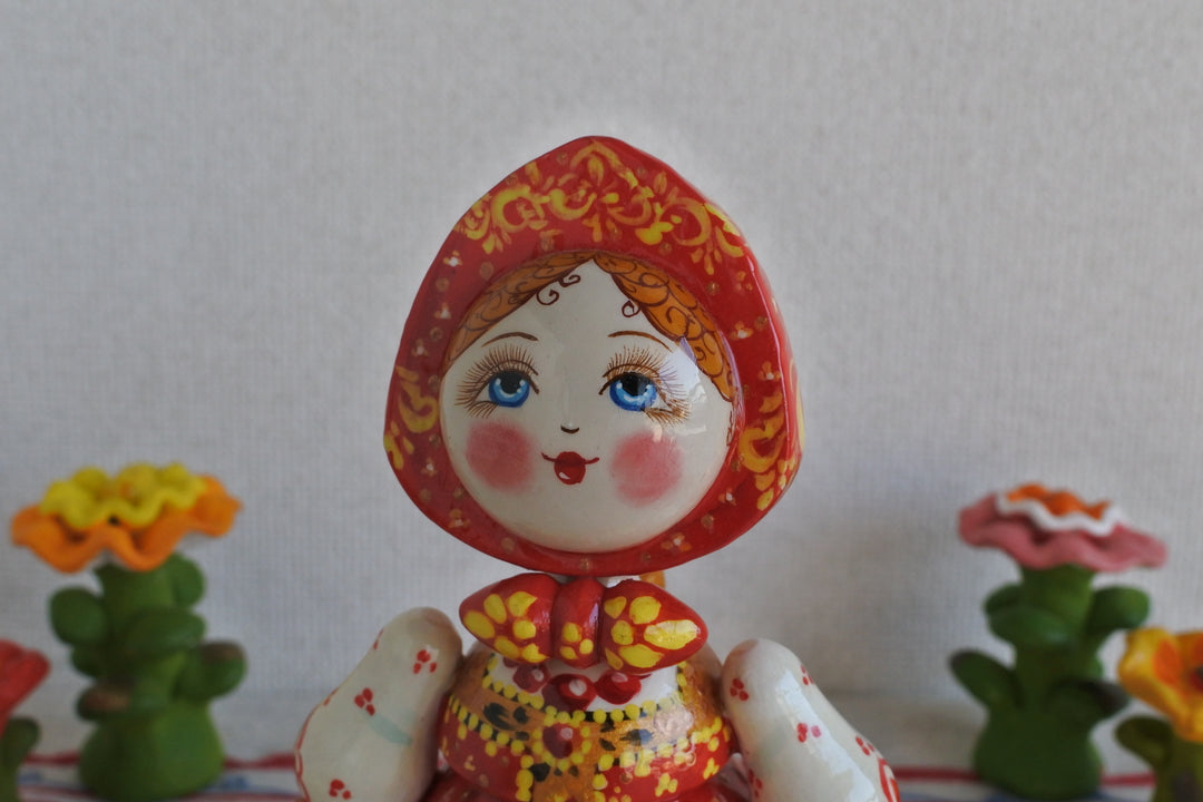 アルラ・ベリャコワの木製人形　クランベリー摘みの女の子
