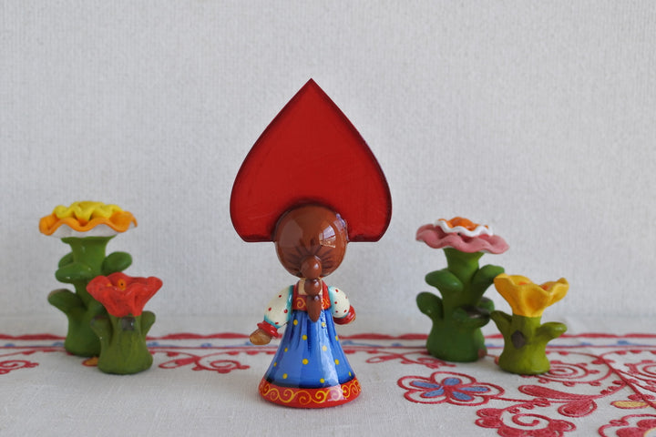 木の人形　ココシュニク　青空