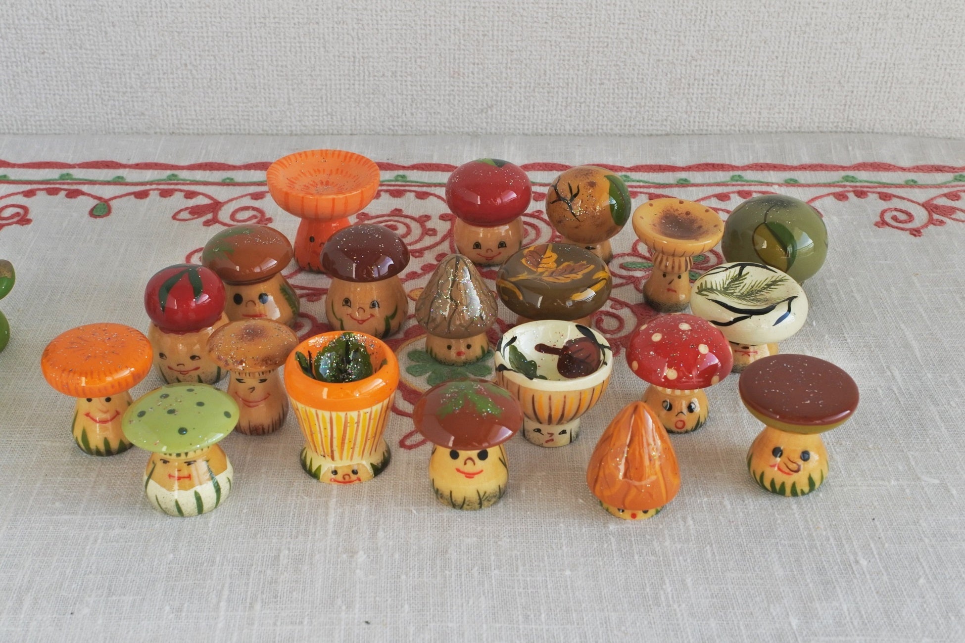 キノコの玉手箱 キノコの木箱 20種類の木製キノコ ロシア民芸品 ロシア