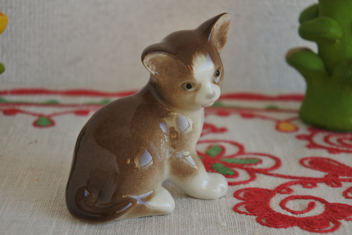ロモノーソフ陶磁器　フィギア　茶猫のひなたぼっこ　