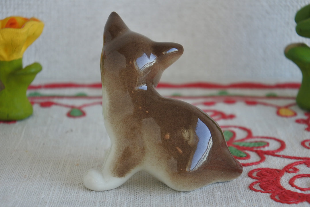 ロモノーソフ陶磁器　フィギア　茶猫のひなたぼっこ　