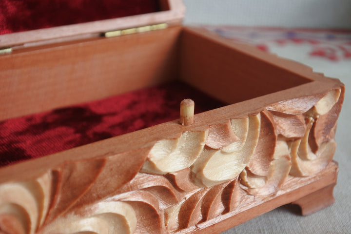ワーリャおじさんの木彫りの箱（小）