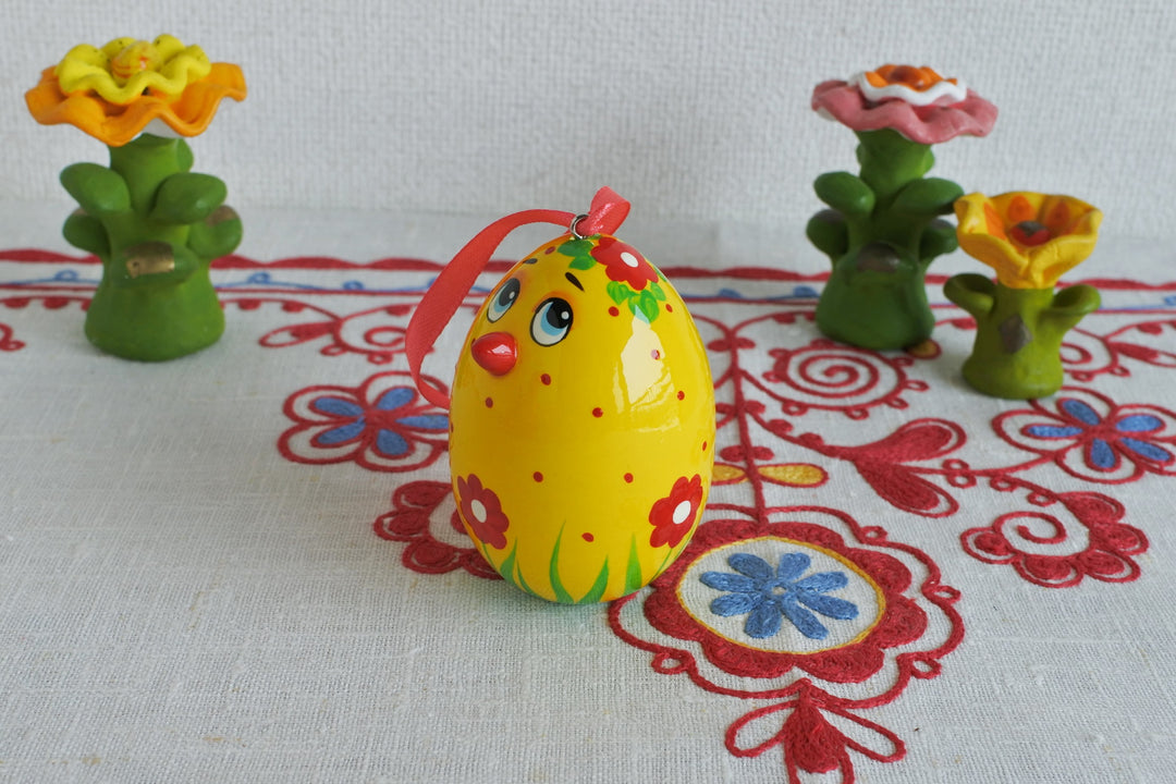 復活祭のオーナメント　花畑のヒヨコ