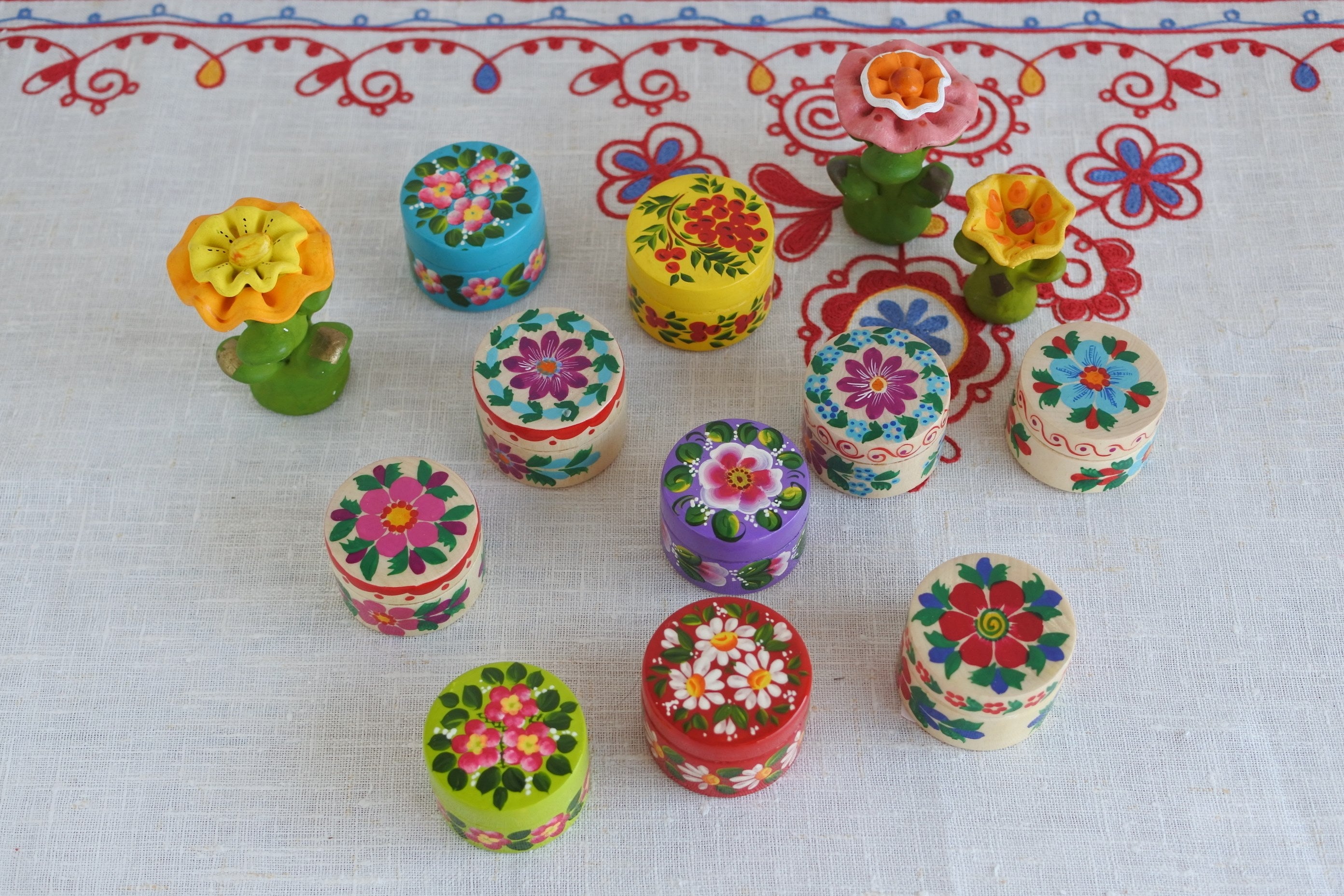 えびいち　赤絵山水人物文　徳利　猪口　一對　時代箱　M　R5942 初音蒔絵小角赤手箱 - 国宝 - 名古屋・徳川美術館 | The Tokugawa Art