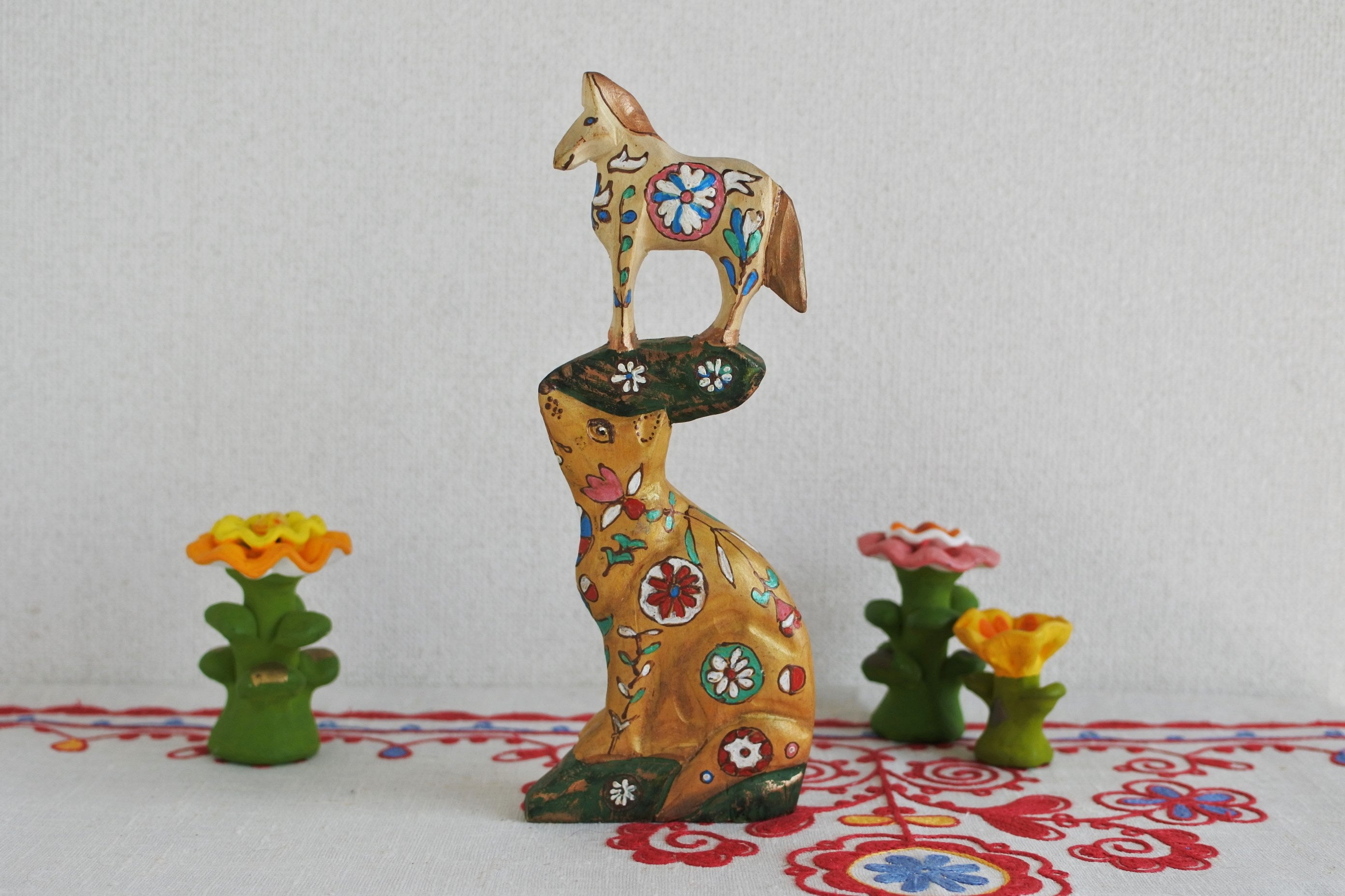 ミハイル・スラビンスキーの木彫りの人形 馬とキツネ 木の人形 ロシア