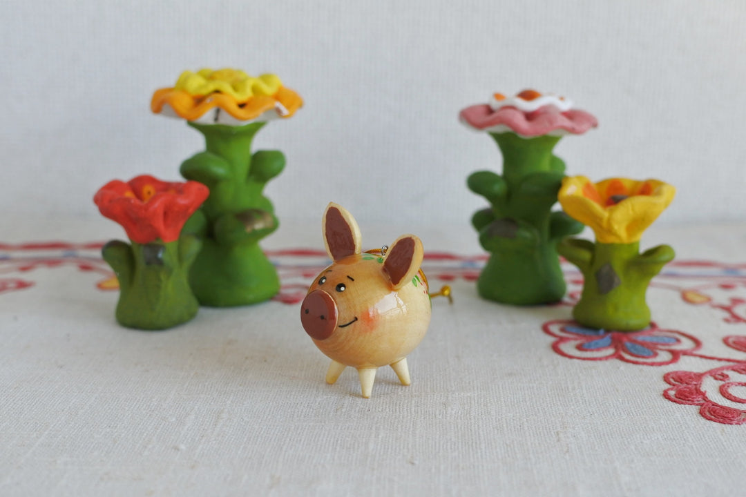 木の人形 　花とぶたさん