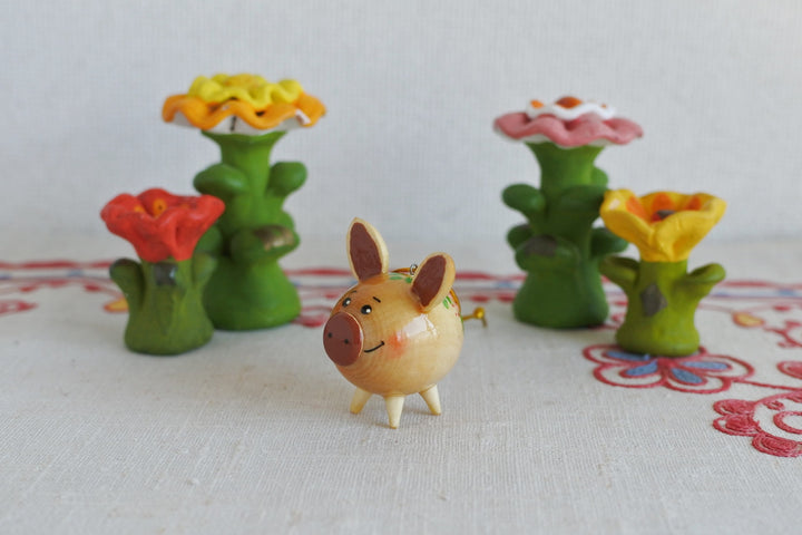 木の人形 　花とぶたさん