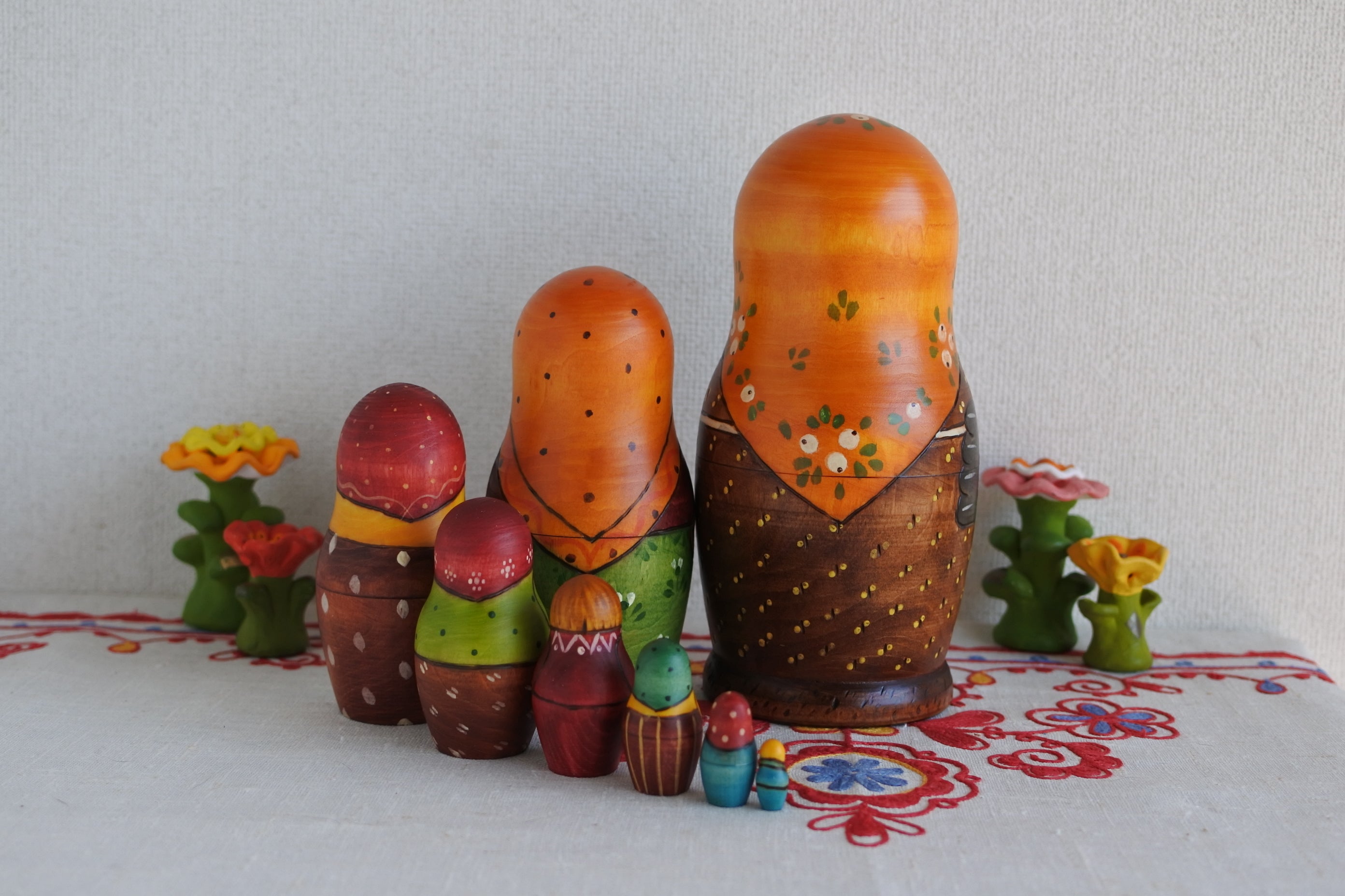 1900年復刻版マトリョーシカ 8ピース やまぶき色のプラトーク 一番最初