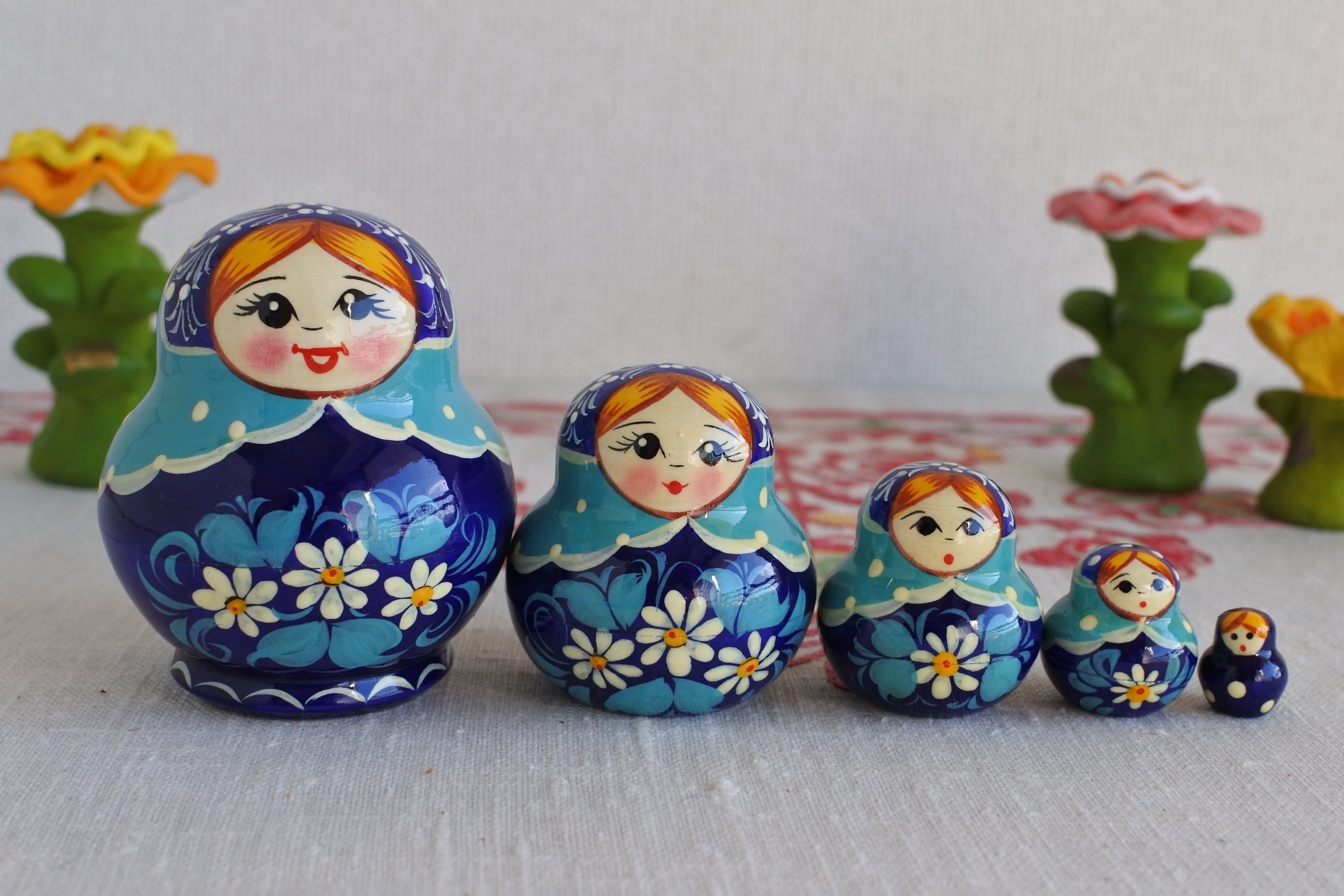 マトリョーシカ ロシア民芸品 ブルー 5ピース マーガレット 丸い形 姫だるま ロシア雑貨いりえのほとり 神戸 北野 お土産 – ロシア雑貨  いりえのほとり