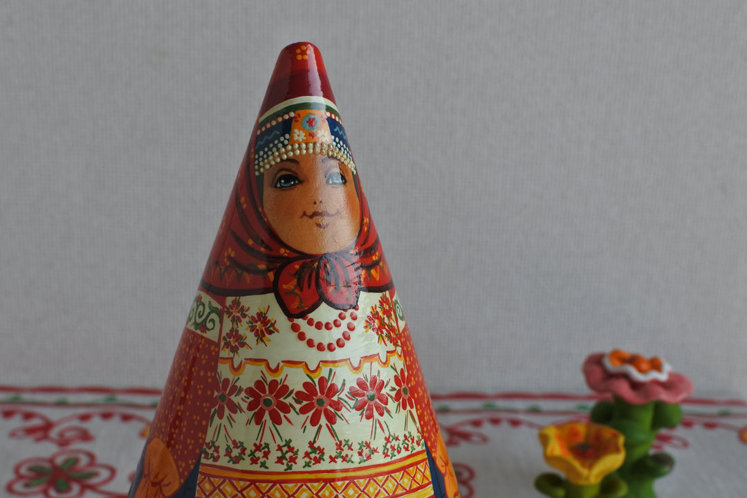 ワーリャ・ダロフェエワのマトリョーシカ 民族衣装 カルーガから始まる三角10P