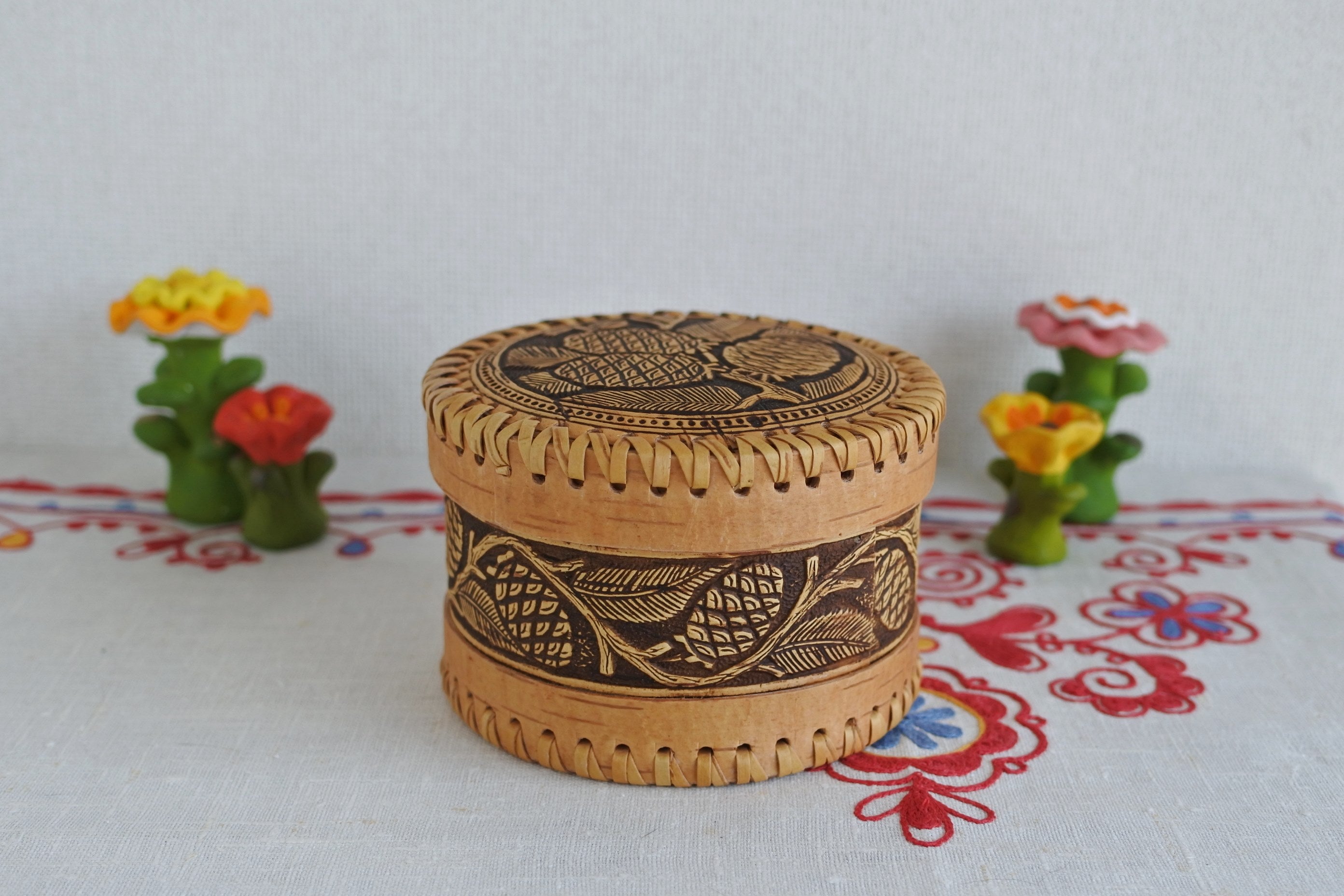 白樺細工ベレスタ 円形の箱 シベリア杉の実 白樺樹皮 木製小箱 ロシア