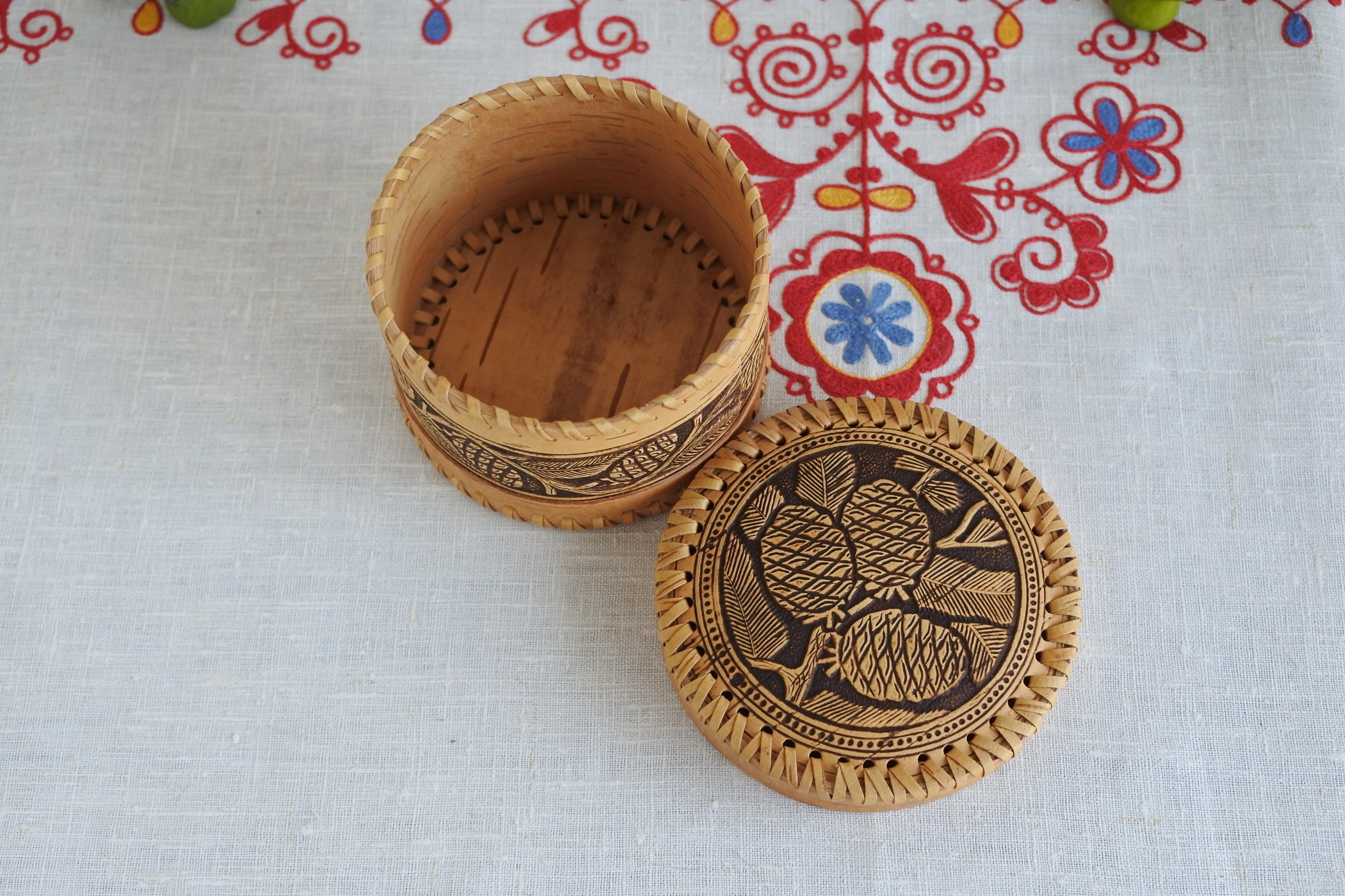 白樺細工ベレスタ 円形の箱 シベリア杉の実 白樺樹皮 木製小箱