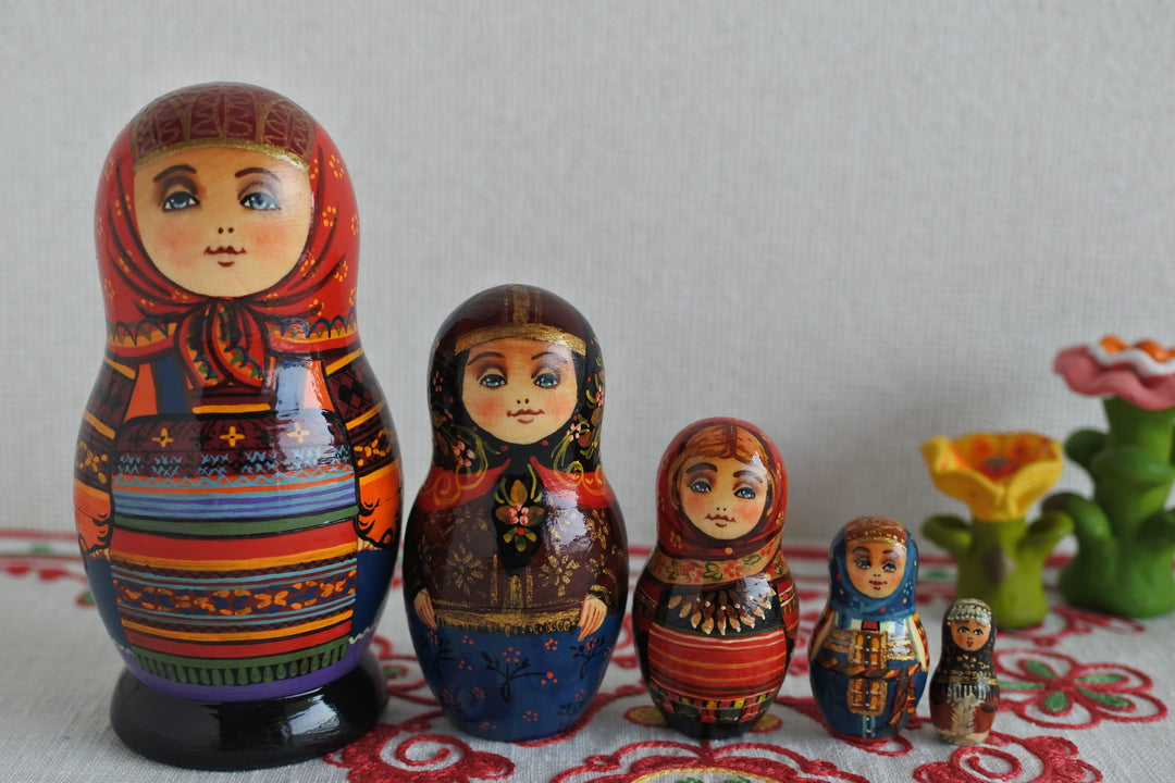ワーリャ・ダロフェエワのマトリョーシカ　民族衣装　モスクワから始まる5P