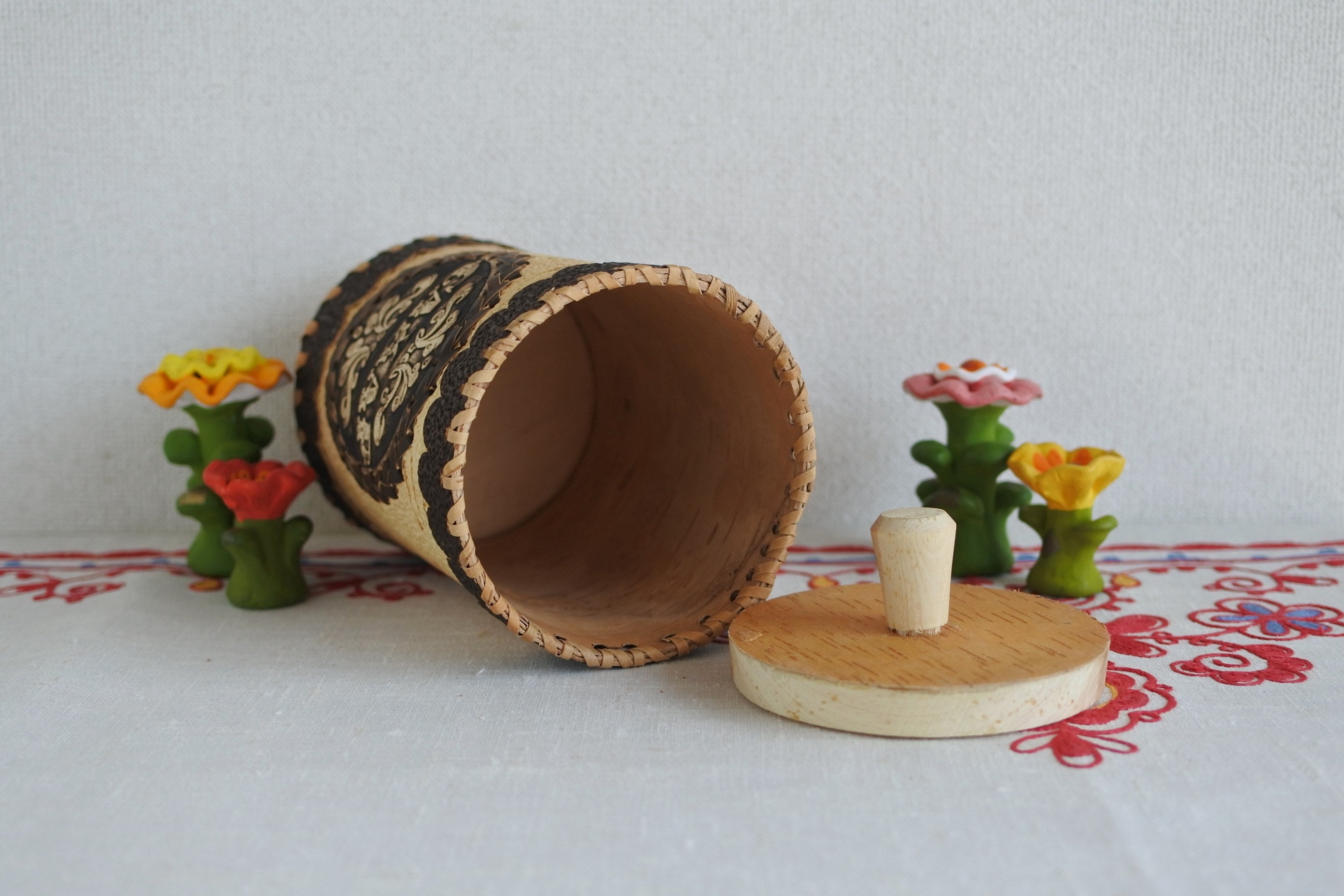 ロシア ハバロフスクの伝統工芸品 木製の入れ物 白樺 ロシア ハバロフスクの伝統工芸品 木製の入れ物 白樺