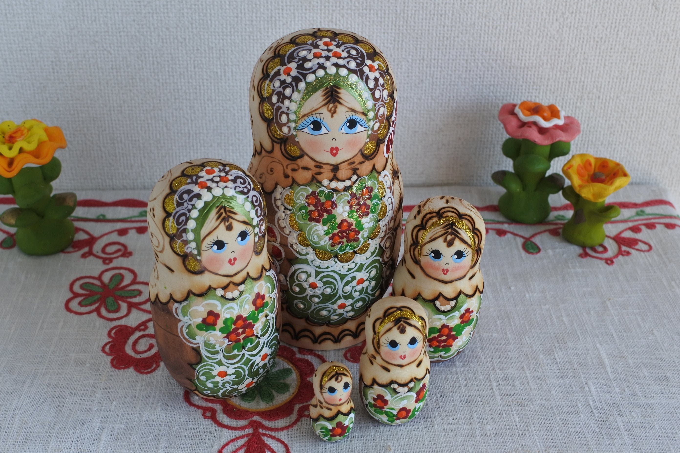 ロシア雑貨☆起き上がりこぼし♪『バニーを連れた女の子』イリーナ新作