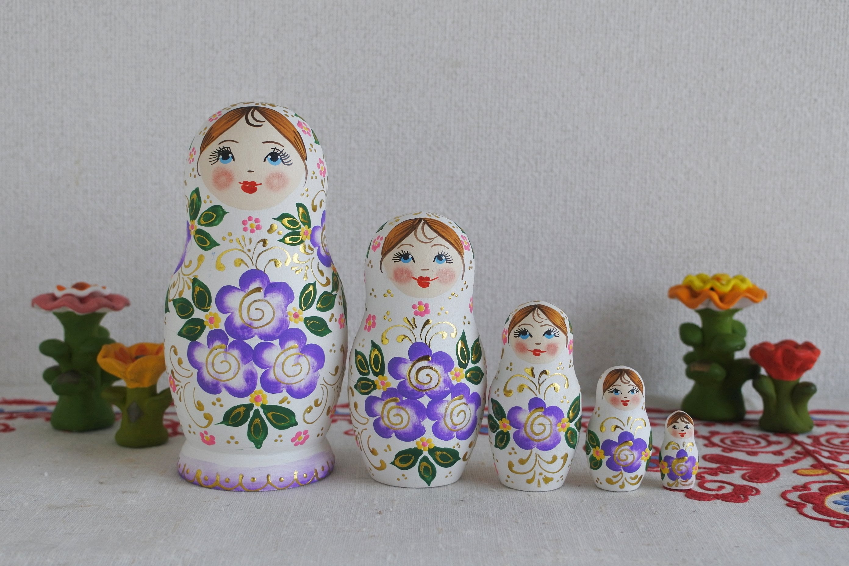 ロシアの優しい情景の伝統的な陶器の人形です ロシアの優しい情景の伝統的な陶器の人形です