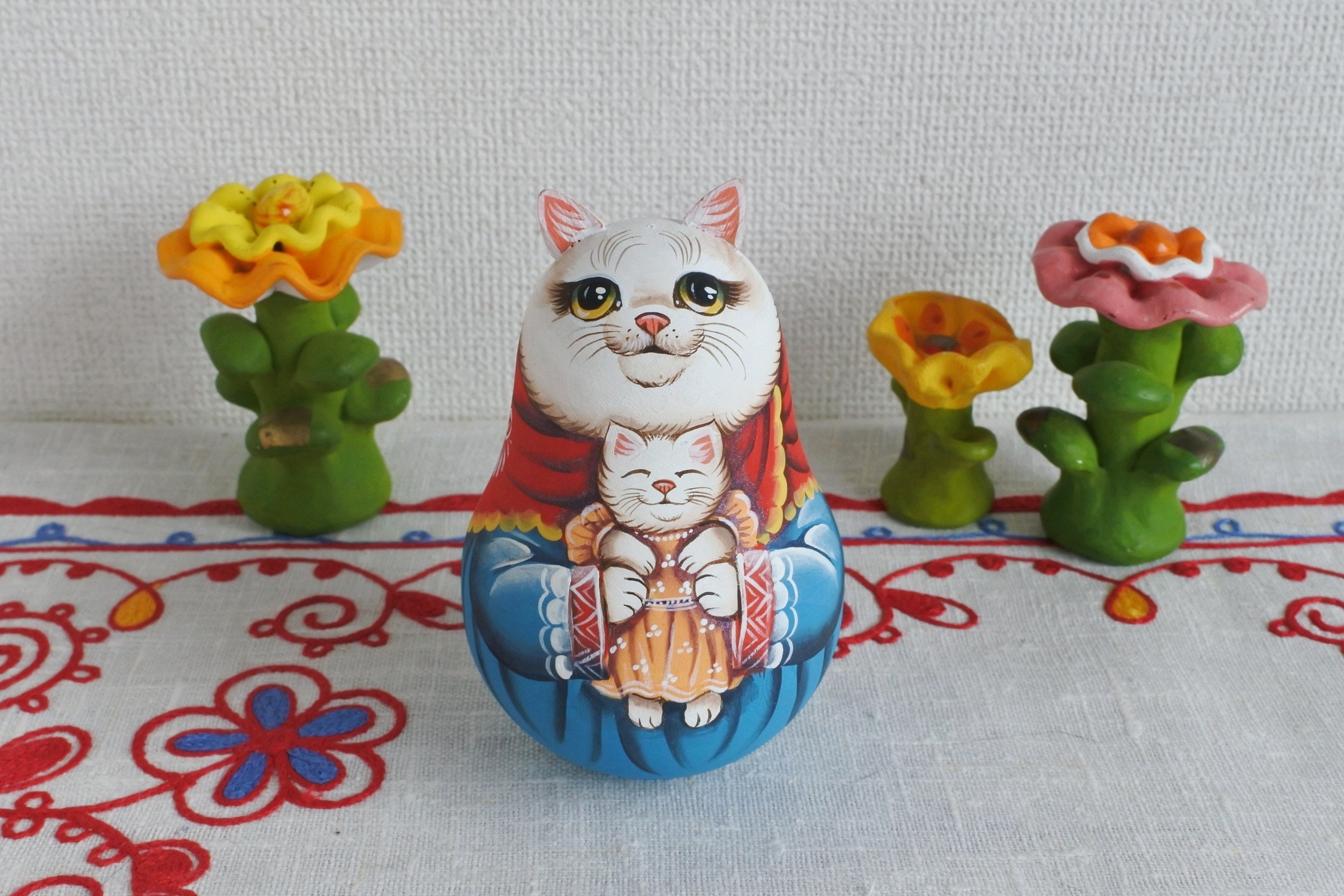 ロシア雑貨☆伝統衣装 起き上がりこぼし♪マトリョーシカ&ネコH11cm ミラ作 起き上がりこぼし 白猫 マリア・リューチコワ ロシア雑貨いりえの