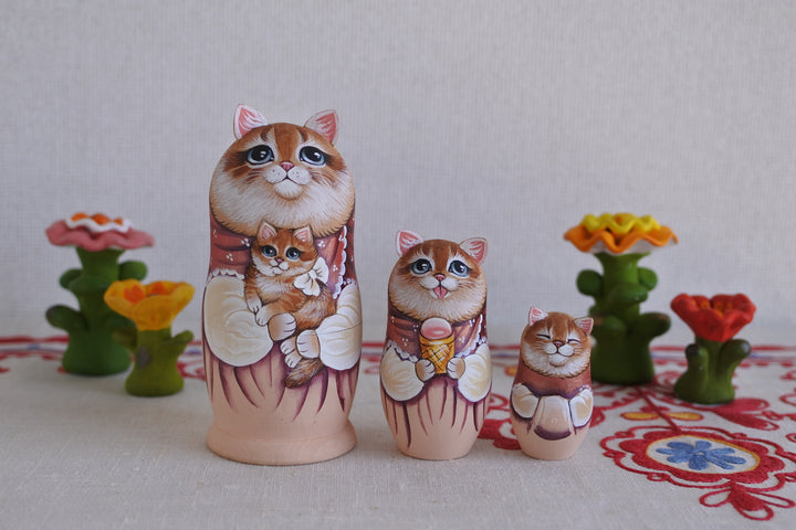 マリア・リューチコワの猫マトリョーシカ　クラルノダールで暮らす猫　3P