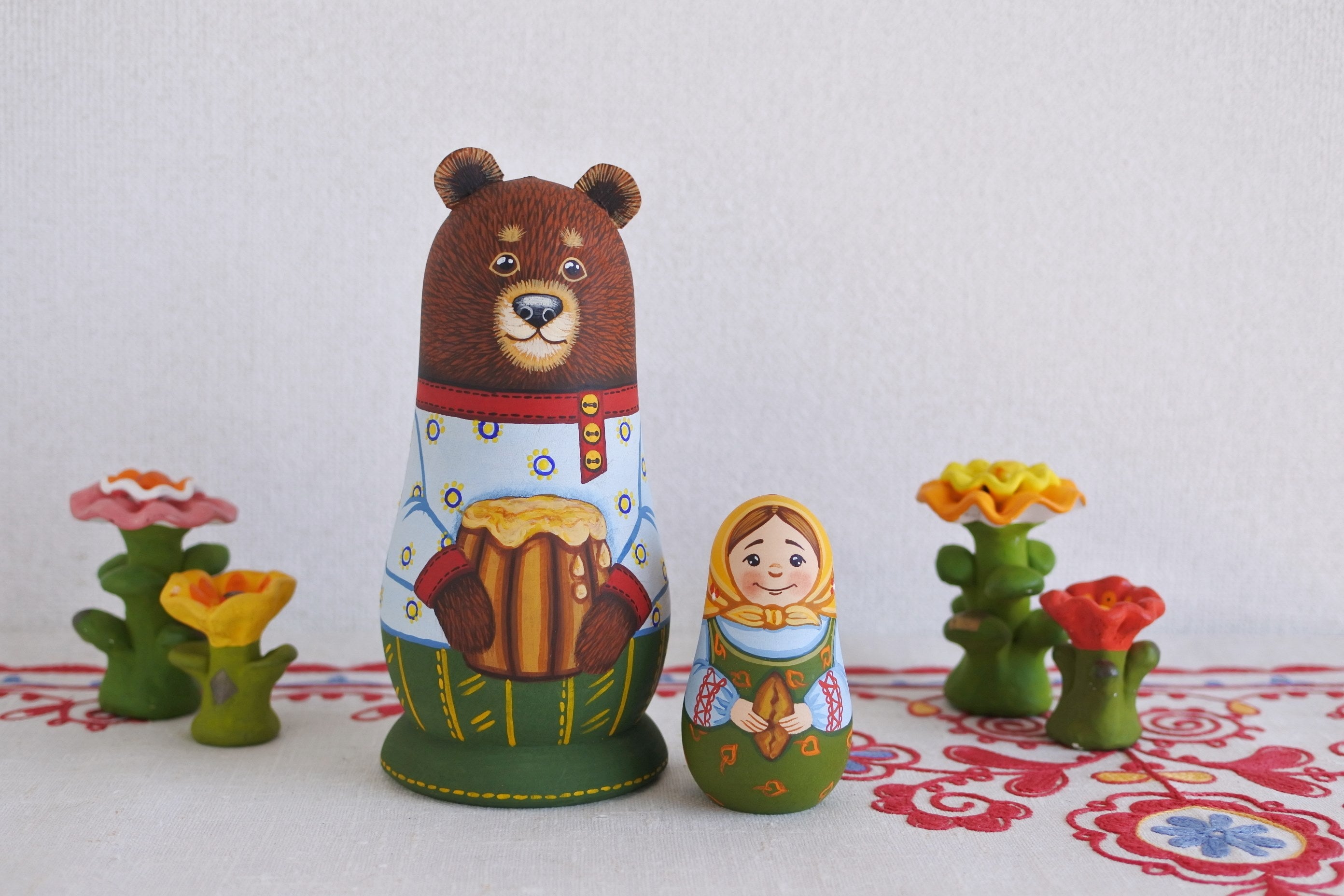ロシア雑貨　秋色マトリョーシカ　～イースターの休日～　オルガ・ボリソワ　作家もの オルガ・ロバノワ作 マトリョーシカ 7個型 | GINZA HAKKO 木の香