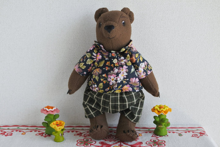 ナターリャ・ウリヤーノワのテディベア　葉っぱのシャツの茶ぐま