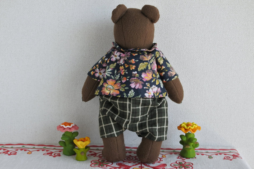 ナターリャ・ウリヤーノワのテディベア　葉っぱのシャツの茶ぐま