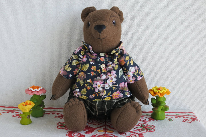 ナターリャ・ウリヤーノワのテディベア　葉っぱのシャツの茶ぐま
