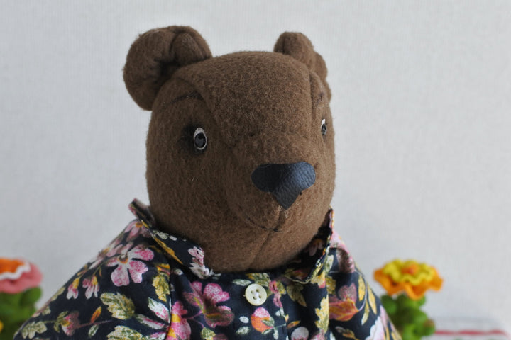 ナターリャ・ウリヤーノワのテディベア　葉っぱのシャツの茶ぐま