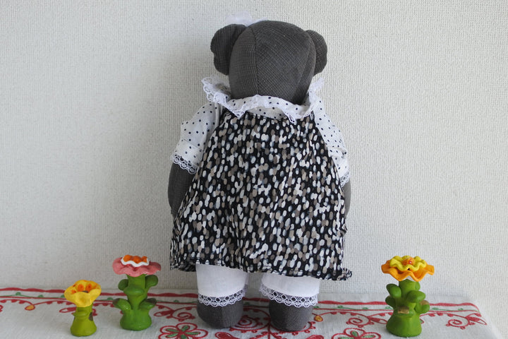 ナターリャ・ウリヤーノワのテディベア　白いリボンの女の子のクマ