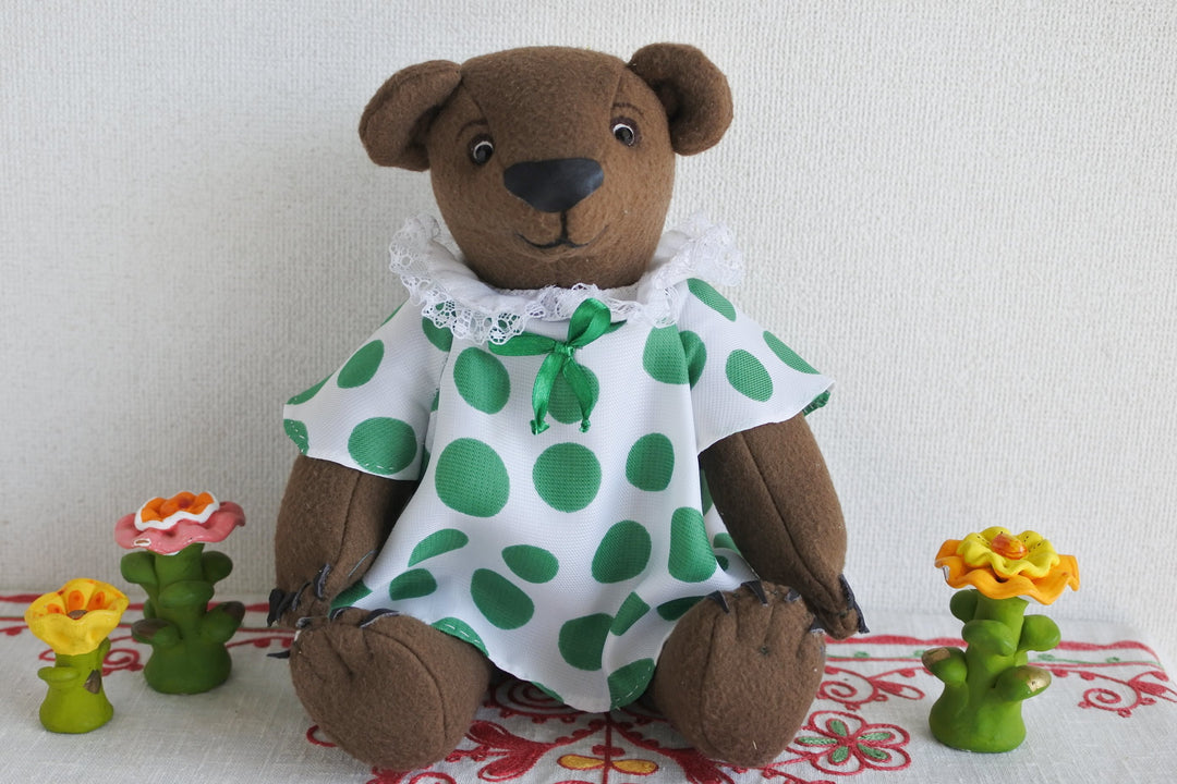 ナターリャ・ウリヤーノワのテディベア　水玉ブラウスの茶ぐまの女の子