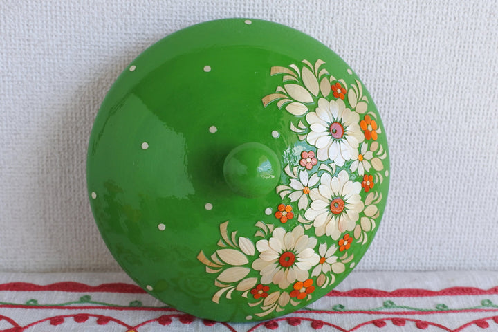 緑色のワラ細工の菓子器