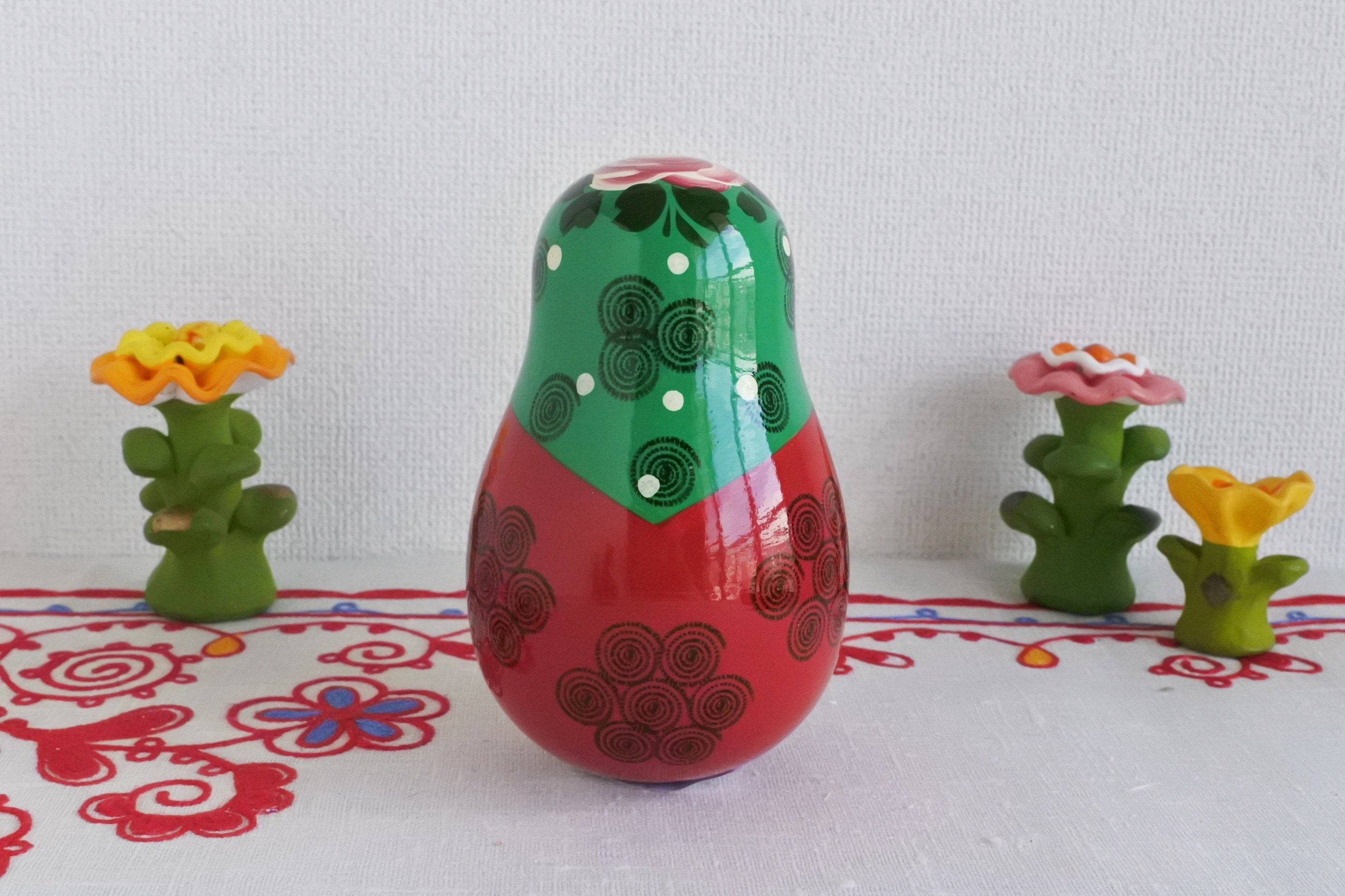起き上がりこぼし 大きめ 緑色のプラトーク 花 音色 ロシア民芸品
