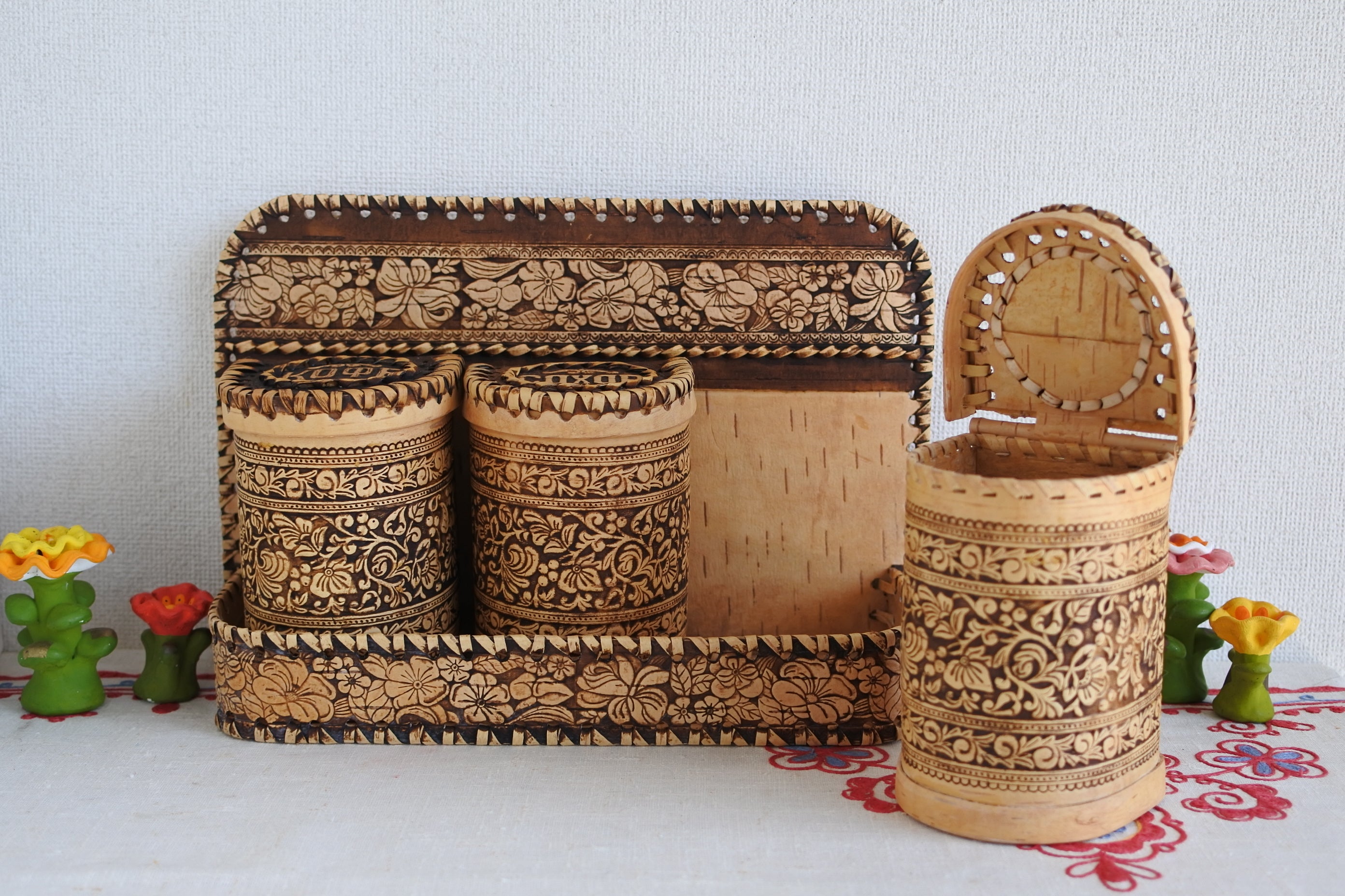 ロシア雑貨☆白樺工芸ベレスタ勿忘草プレート&キャニスター(3個)マトリョーシカ 🌱ベレスタ(ロシアの白樺細工)🌱 勿忘草の小物入れ ほか、壁掛け