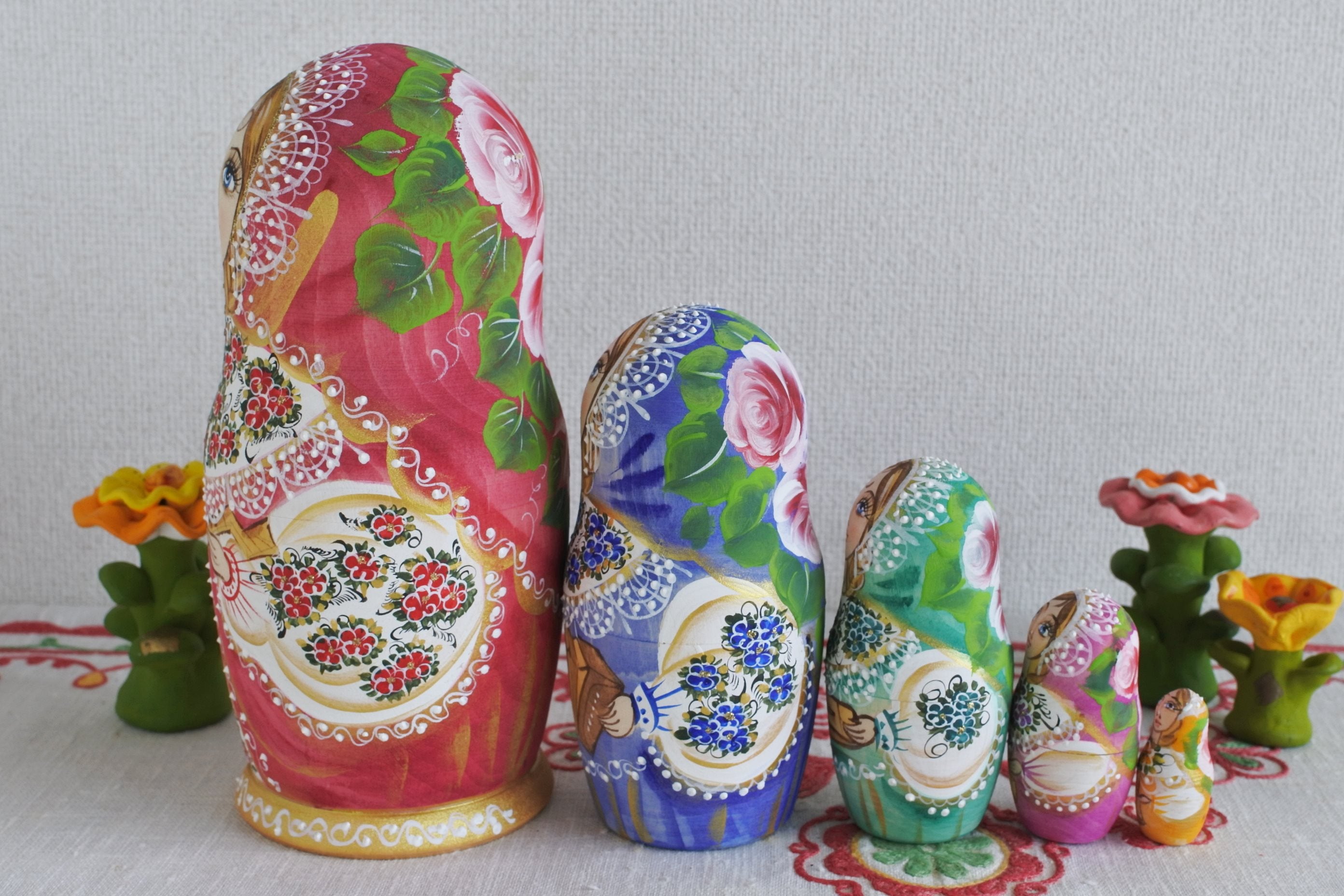 ロシア民芸品 マトリョーシカ 大きめの5ピース ロシア民族楽器