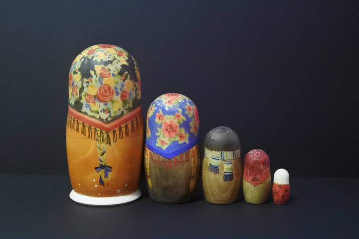 オーリャ・ロバノワのクリスマスマトリョーシカ　雪道　5P