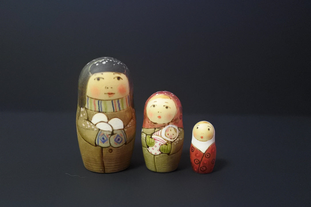 オーリャ・ロバノワのクリスマスマトリョーシカ　雪道　5P