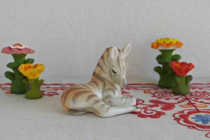 ロモノーソフ陶磁器　横たわる仔馬（シマウマ）　2026干支午