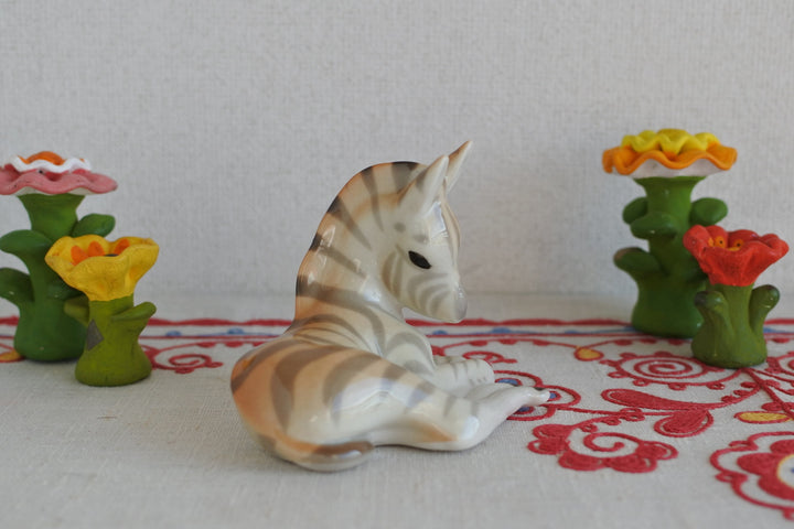 ロモノーソフ陶磁器　横たわる仔馬（シマウマ）　2026干支午