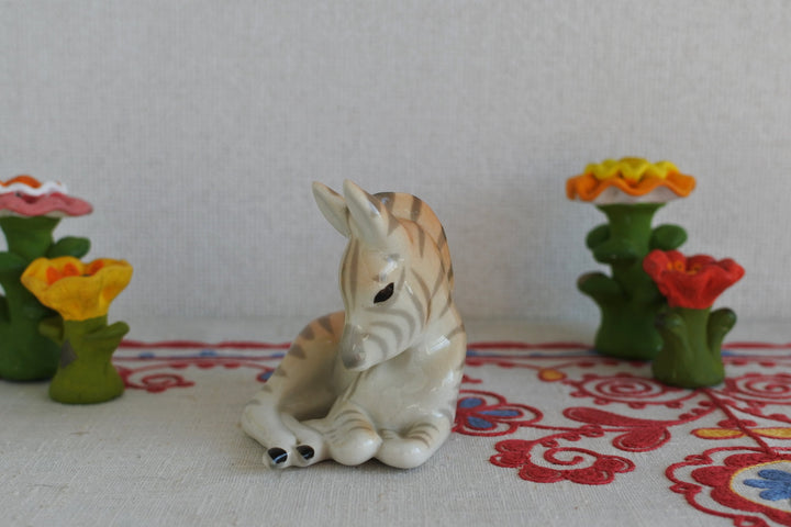 ロモノーソフ陶磁器　横たわる仔馬（シマウマ）　2026干支午