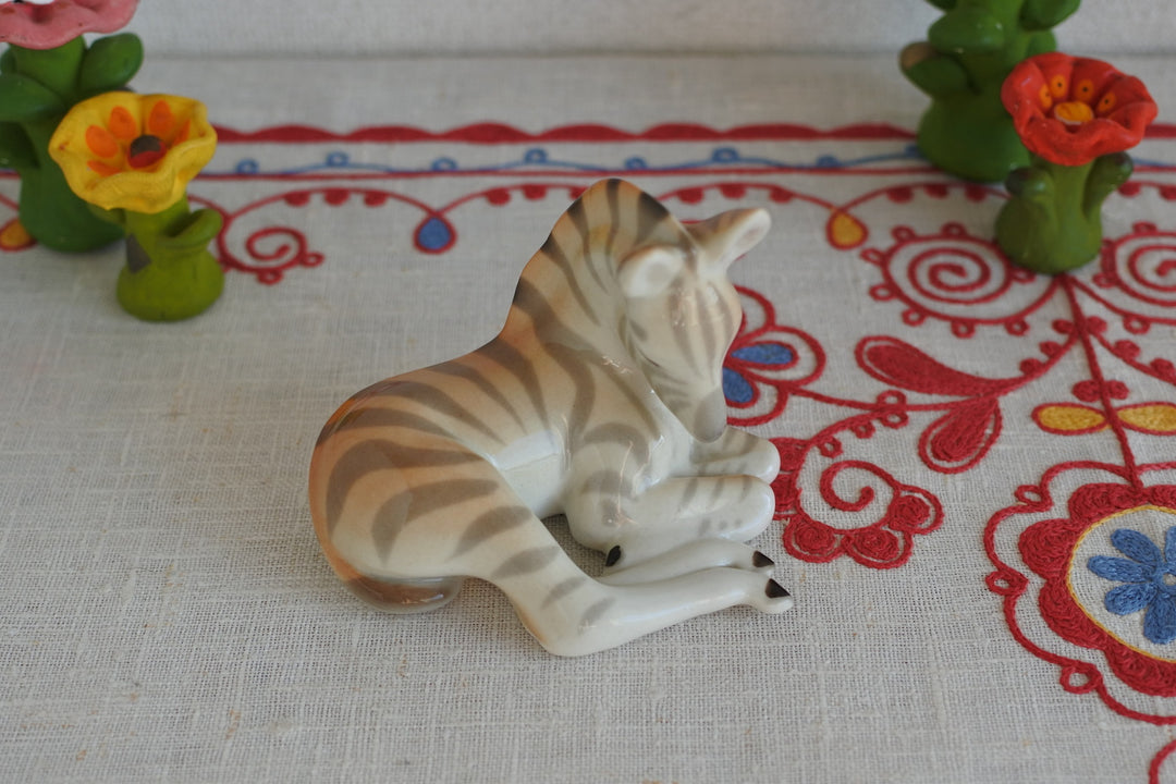 ロモノーソフ陶磁器　横たわる仔馬（シマウマ）　2026干支午