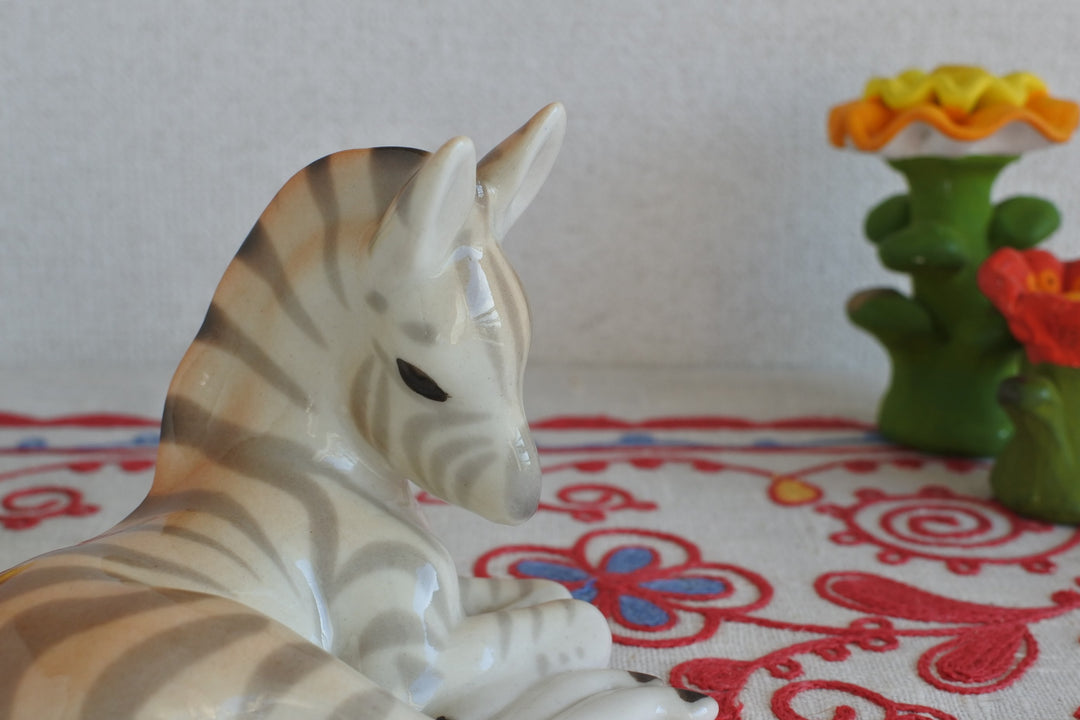 ロモノーソフ陶磁器　横たわる仔馬（シマウマ）　2026干支午