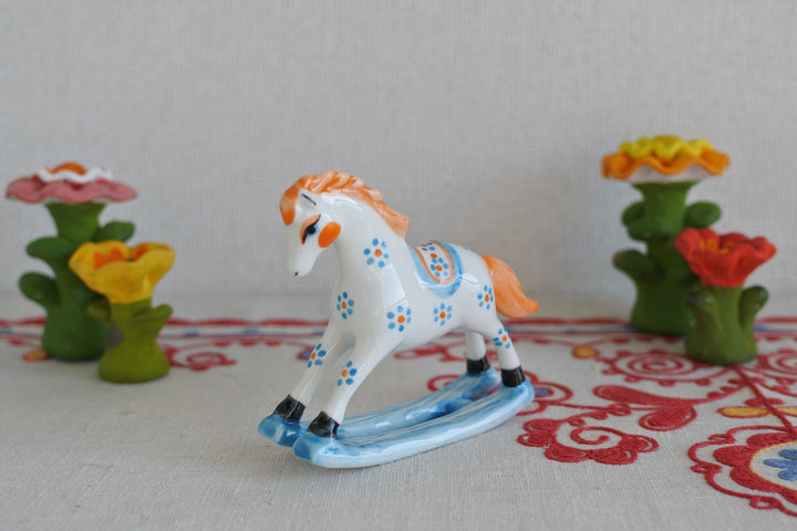 ドミトリー・バリノフの陶磁器工房　揺り馬　2026干支午