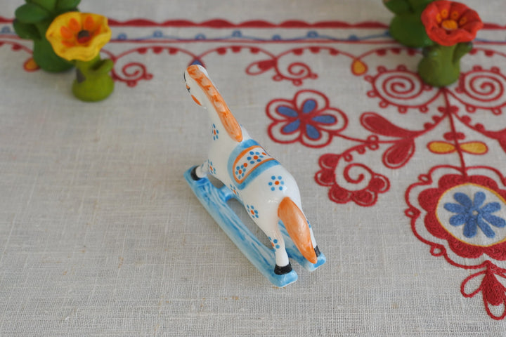 ドミトリー・バリノフの陶磁器工房　揺り馬　2026干支午