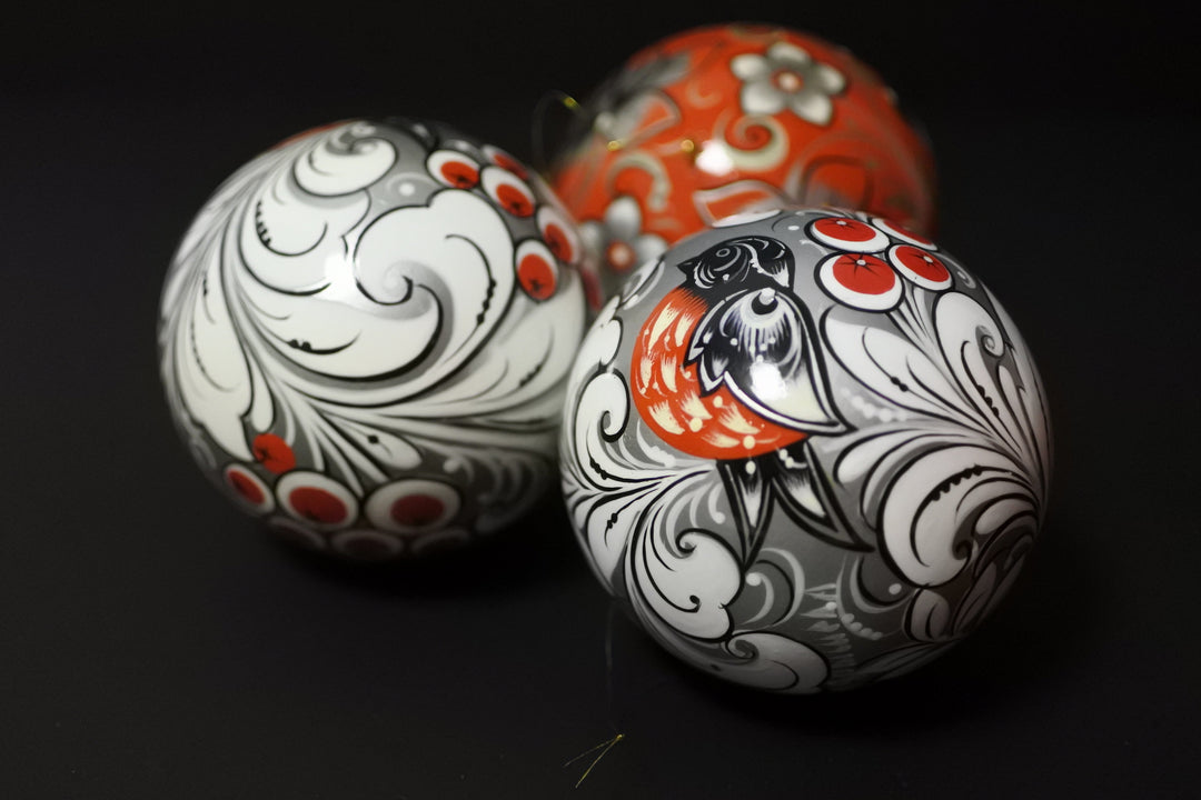 ホフロマ塗のクリスマスボール　スネギリとななかまど   ホフロマの花