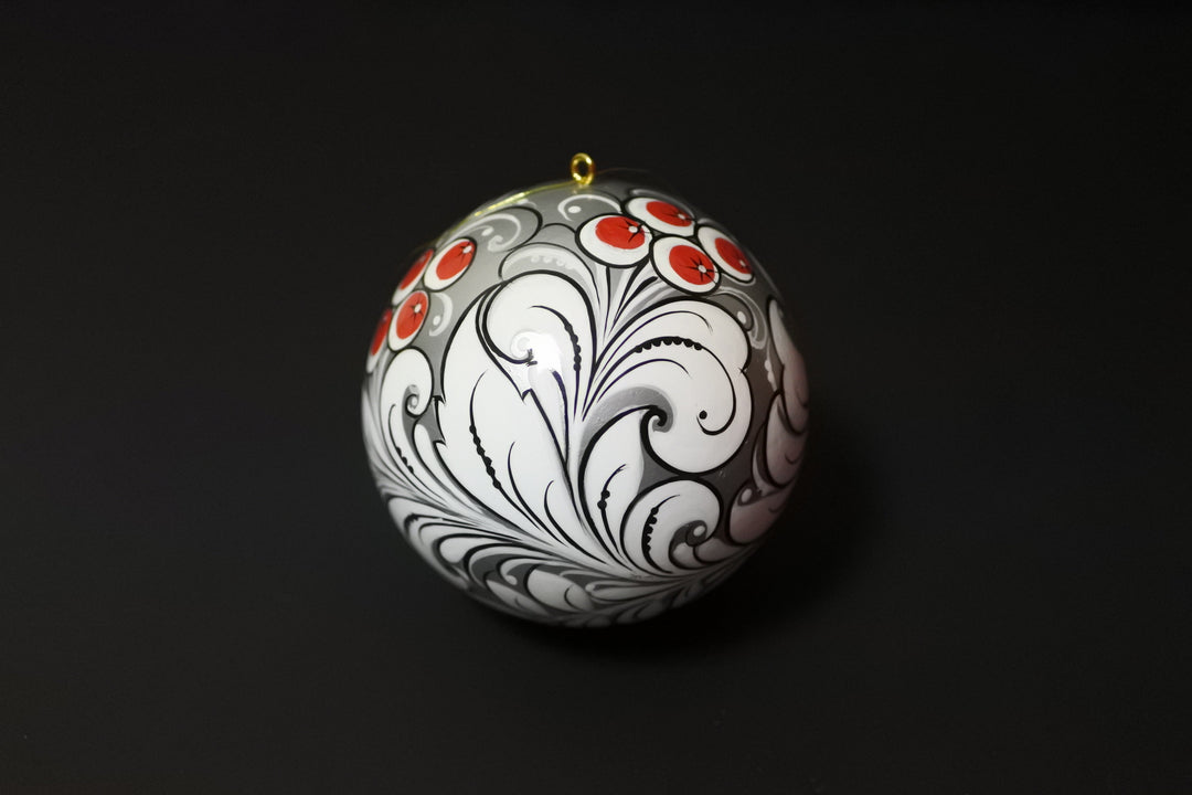 ホフロマ塗のクリスマスボール　スネギリとななかまど   ホフロマの花