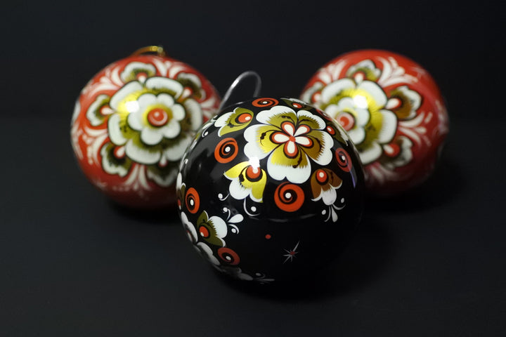 ホフロマ塗のクリスマスボール　クリスマスの花