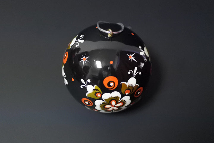 ホフロマ塗のクリスマスボール　クリスマスの花