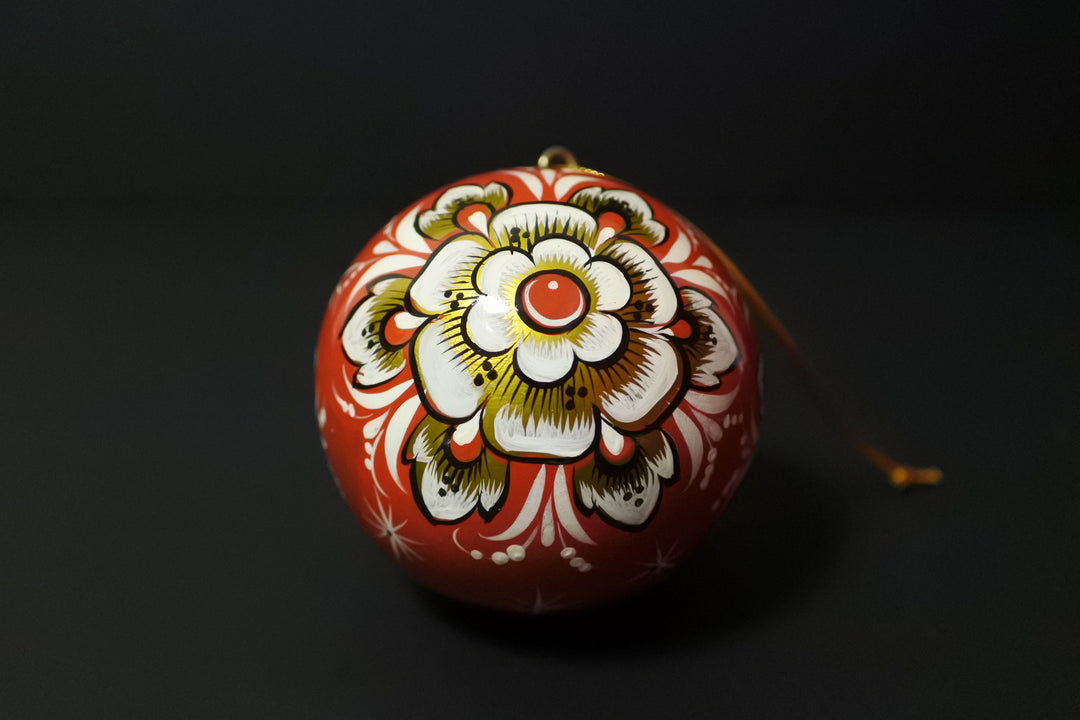 ホフロマ塗のクリスマスボール　クリスマスの花